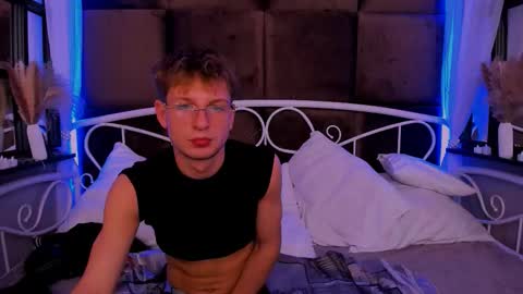 Snapshot of dennis_rodriguez chatting on 11-25-25, 04:40 Dennis online show from 11-25-25, 04:40