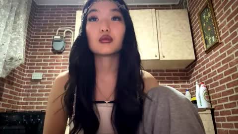 Snapshot of denysebernacchi chatting on 12-21-25, 02:24 Emma online show from 12-21-25, 02:24