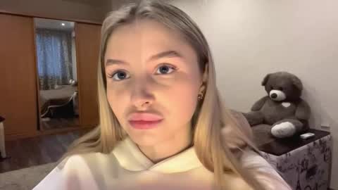 Snapshot of deonnagarn chatting on 10-19-25, 02:07 Vi Victoria online show from 10-19-25, 02:07