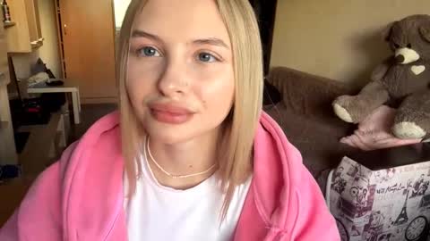 Snapshot of deonnagarn chatting on 10-25-25, 12:13 Vi Victoria online show from 10-25-25, 12:13