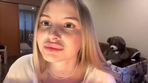 Snapshot of deonnagarn chatting on 10-26-25, 01:17 Vi Victoria online show from 10-26-25, 01:17