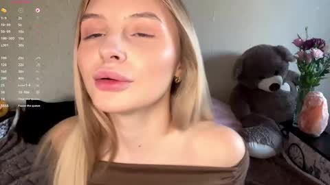 Snapshot of deonnagarn chatting on 11-01-25, 01:02 Vi Victoria online show from 11-01-25, 01:02