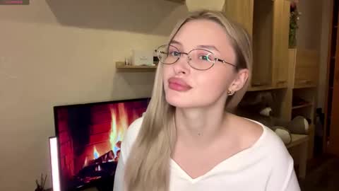 Snapshot of deonnagarn chatting on 11-09-25, 01:09 Vi Victoria online show from 11-09-25, 01:09