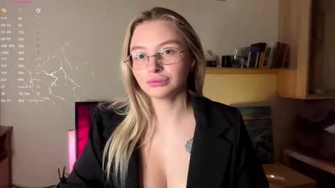 Snapshot of deonnagarn chatting on 11-14-25, 01:32 Vi Victoria online show from 11-14-25, 01:32