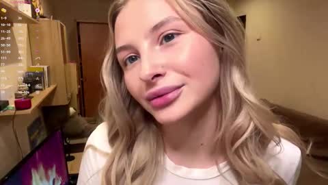 Snapshot of deonnagarn chatting on 11-20-25, 03:12 Vi Victoria online show from 11-20-25, 03:12