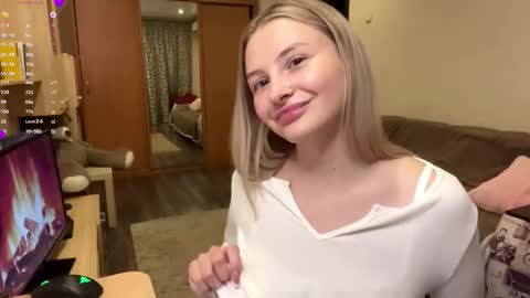 Snapshot of deonnagarn chatting on 11-27-25, 02:08 Vi Victoria online show from 11-27-25, 02:08