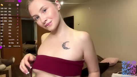 Snapshot of deonnagarn chatting on 12-05-25, 01:20 Vi Victoria online show from 12-05-25, 01:20