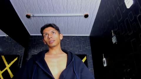 Snapshot of dereck_monroe chatting on 05-23-26, 01:55 Dereck online show from 05-23-26, 01:55