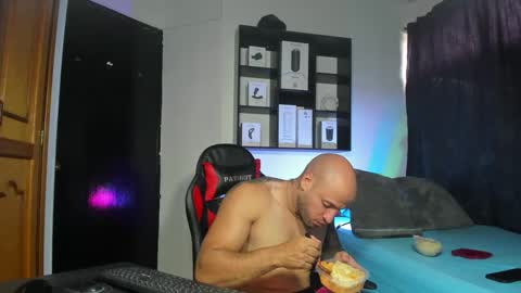 Snapshot of dereckgreen chatting on 12-17-24, 07:04 dereckgreen online show from 12-17-24, 07:04