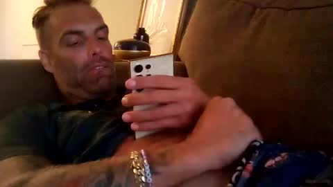 Snapshot of desertan20 chatting on 10-06-25, 10:40 Tall and Handsome online show from 10-06-25, 10:40