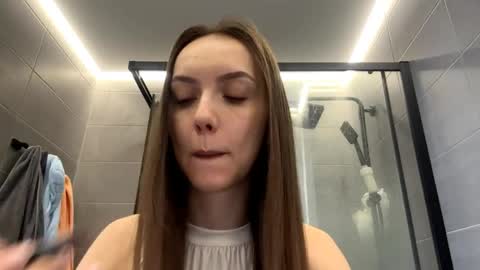 Snapshot of desirewingard chatting on 04-08-26, 02:33 Ksenia online show from 04-08-26, 02:33