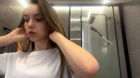 Snapshot of desirewingard chatting on 05-12-26, 02:41 Ksenia online show from 05-12-26, 02:41