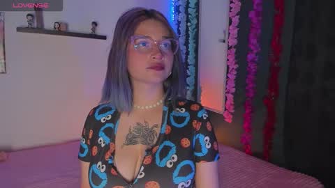 Snapshot of destiny14_ chatting on 11-25-25, 12:54 Dani online show from 11-25-25, 12:54