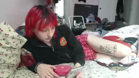 Snapshot of devilg1rl chatting on 05-01-26, 09:52 poutyangel online show from 05-01-26, 09:52