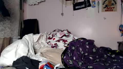 Snapshot of devilg1rl chatting on 05-30-26, 09:17 poutyangel online show from 05-30-26, 09:17