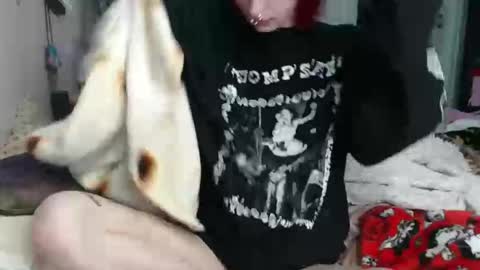 Snapshot of devilg1rl chatting on 06-02-26, 11:07 poutyangel online show from 06-02-26, 11:07