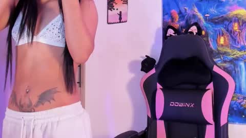 Snapshot of devours_fire chatting on 01-06-26, 08:23 Sara 3 online show from 01-06-26, 08:23