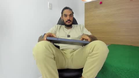 Snapshot of dhamian_wolf_hunter chatting on 11-17-25, 09:09 dhaian online show from 11-17-25, 09:09