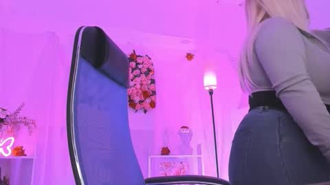 Dia online show from 11-14-25, 01:26