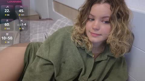 Snapshot of dianaholiday chatting on 09-21-25, 01:46 Olga online show from 09-21-25, 01:46