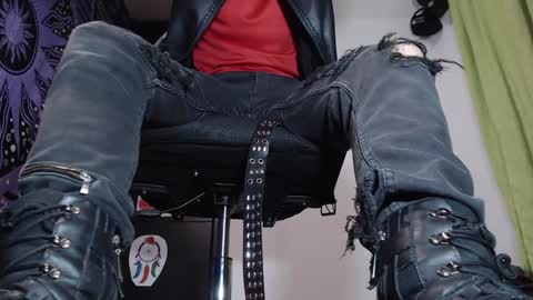 Snapshot of dicaprioo_ chatting on 12-19-24, 01:07 DICAPRIO online show from 12-19-24, 01:07