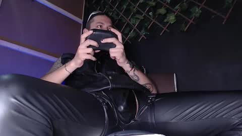 Snapshot of dicaprioo_ chatting on 10-10-25, 05:06 DICAPRIO online show from 10-10-25, 05:06