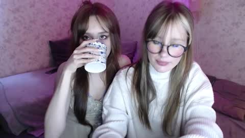 Hi im Alice 3 Im usualy online 03-10 or 17-21 UTC0 online show from 03-03-26, 11:54