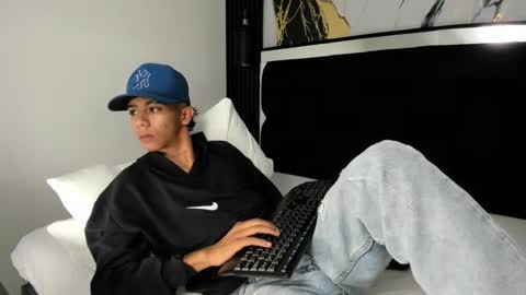 dikey_18 online show from 12-12-24, 01:21