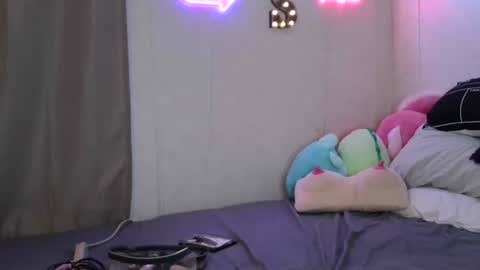 Snapshot of dimepiecexxx chatting on 09-17-25, 12:34 Sofie online show from 09-17-25, 12:34