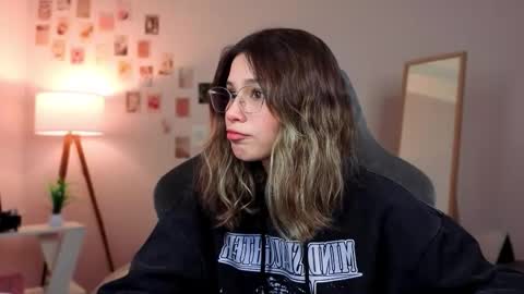 Snapshot of dinnerwithflowers chatting on 01-19-26, 01:04 Sara Connor online show from 01-19-26, 01:04