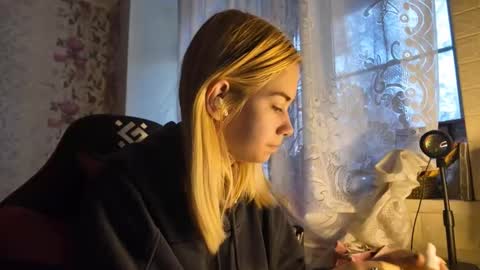 dinorahmroczkowski online show from 10-21-25, 07:09