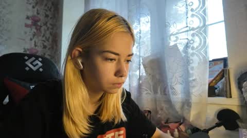 dinorahmroczkowski online show from 10-24-25, 07:27