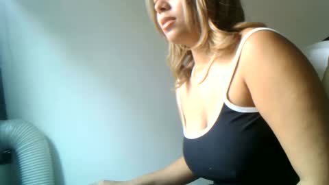 Snapshot of diosadeluniverso_ chatting on 10-15-25, 01:00 diosadeluniverso_ online show from 10-15-25, 01:00