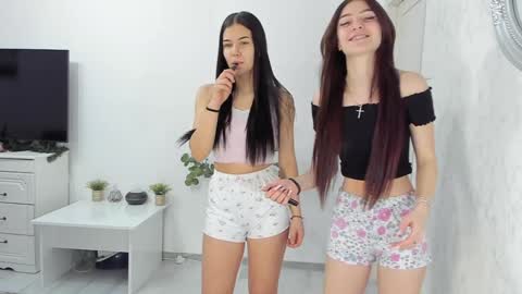 Gyna    Josie    online show from 03-07-25, 04:02