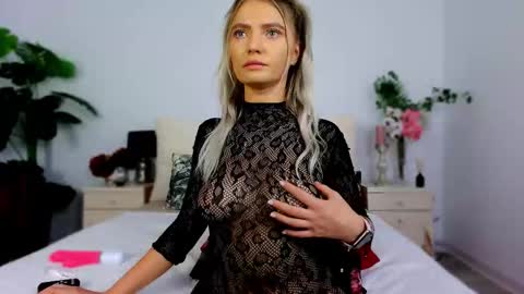 Snapshot of dirtystudentgirl chatting on 09-29-25, 09:14 Chloe online show from 09-29-25, 09:14