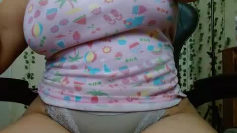 Snapshot of divadirty chatting on 01-11-25, 01:01 Mari online show from 01-11-25, 01:01