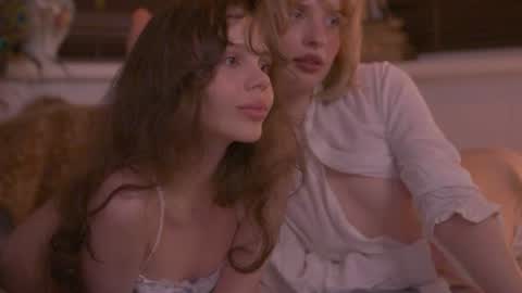 Snapshot of divine_lights chatting on 06-11-26, 10:08 Eva and Lucia online show from 06-11-26, 10:08