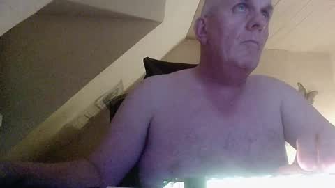 Snapshot of doggy2629 chatting on 10-22-25, 05:24 doggy2629 online show from 10-22-25, 05:24