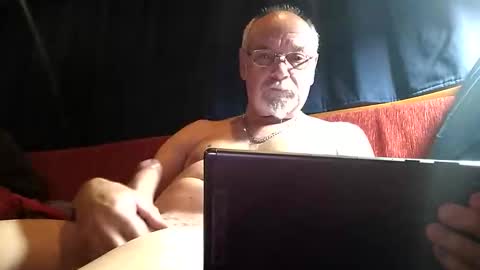 Snapshot of doghouseblue chatting on 12-14-25, 08:35 doghouseblue online show from 12-14-25, 08:35