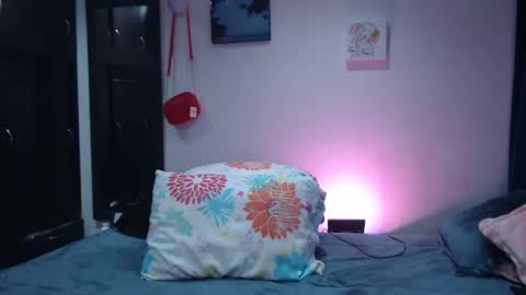 Snapshot of dolceclown_ chatting on 09-11-25, 03:28 dolceclown_ online show from 09-11-25, 03:28