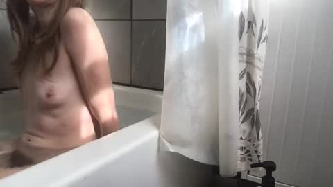 Snapshot of dollfacefuckface chatting on 10-21-25, 05:24 Mirabella online show from 10-21-25, 05:24