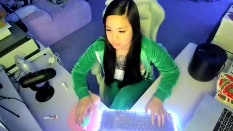 DOLLLFACE online show from 12-16-25, 06:18