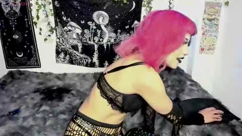 dolly_bones online show from 10-15-25, 08:31