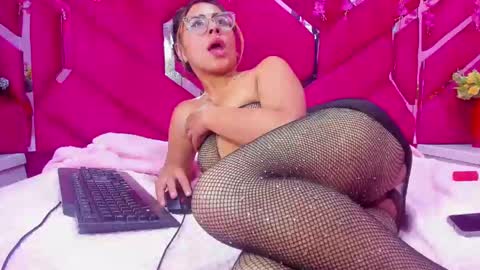 dollyjuicy1 online show from 12-20-24, 10:00