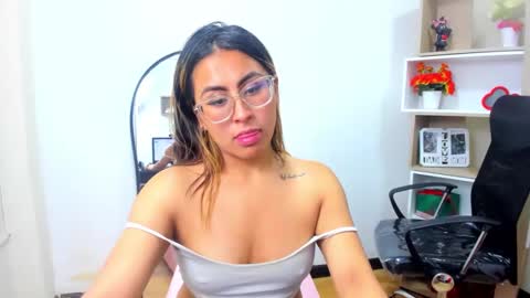 dollyjuicy1 online show from 01-20-25, 12:36