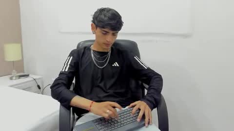 Snapshot of dominic_foox chatting on 02-05-26, 01:05 Dominic foox online show from 02-05-26, 01:05