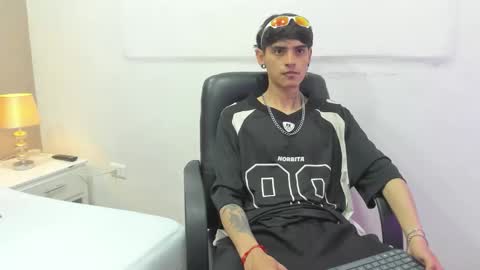 Snapshot of dominic_foox chatting on 02-07-26, 12:53 Dominic foox online show from 02-07-26, 12:53