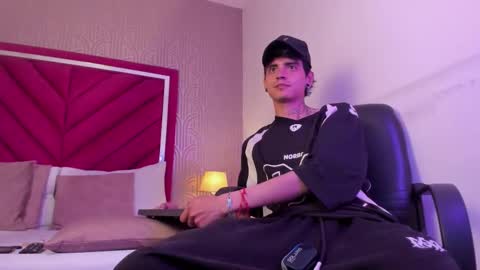 Snapshot of dominic_foox chatting on 03-07-26, 03:42 Dominic foox online show from 03-07-26, 03:42