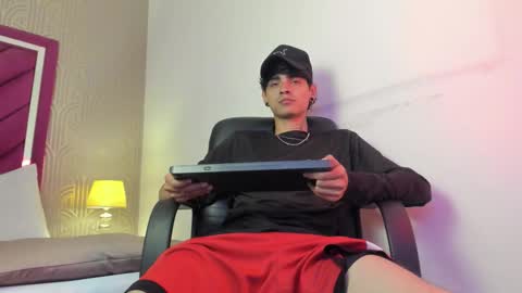 Snapshot of dominic_foox chatting on 03-10-26, 01:49 Dominic foox online show from 03-10-26, 01:49