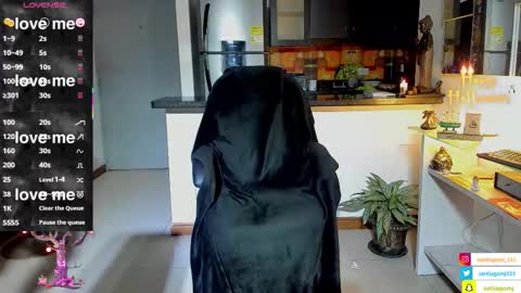 Snapshot of dominic_joness chatting on 10-24-25, 02:19 SANTI independent model online show from 10-24-25, 02:19